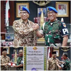 Kolase fotofoto diakominfotiklpg saat Danpuspomad Mayjen TNI Eka Wijaya Permana menyerahkan piagam penghargaan kepada Gubernur Lampung Rahmat Mirzani Djausal sebagai warga kehormatan Korps Polisi Militer TNI Angkatan Darat dan kepadanya diberikan hak untuk menggunakan PIN Polisi Militer TNI Angkatan Darat.